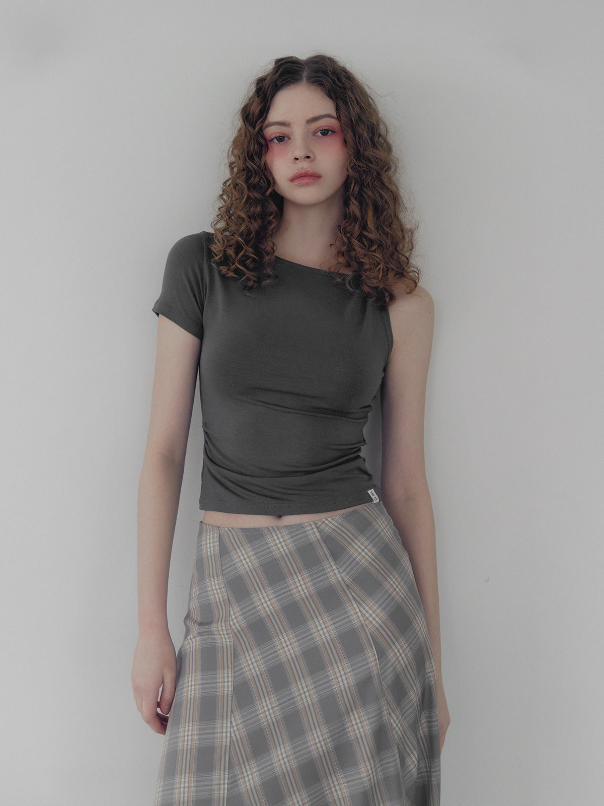 Betizen アシンメトリーツイストTシャツ