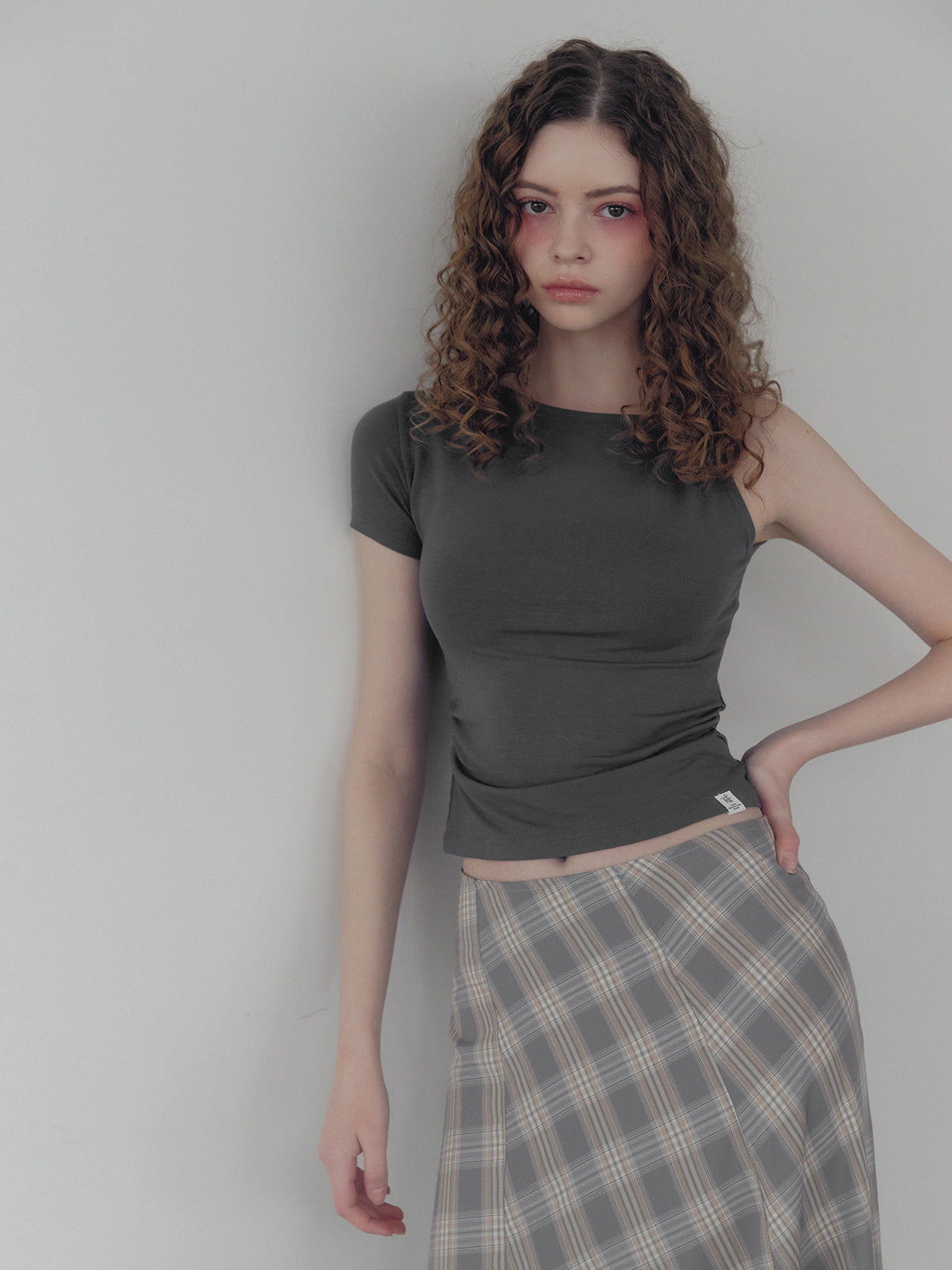 Betizen アシンメトリーツイストTシャツ