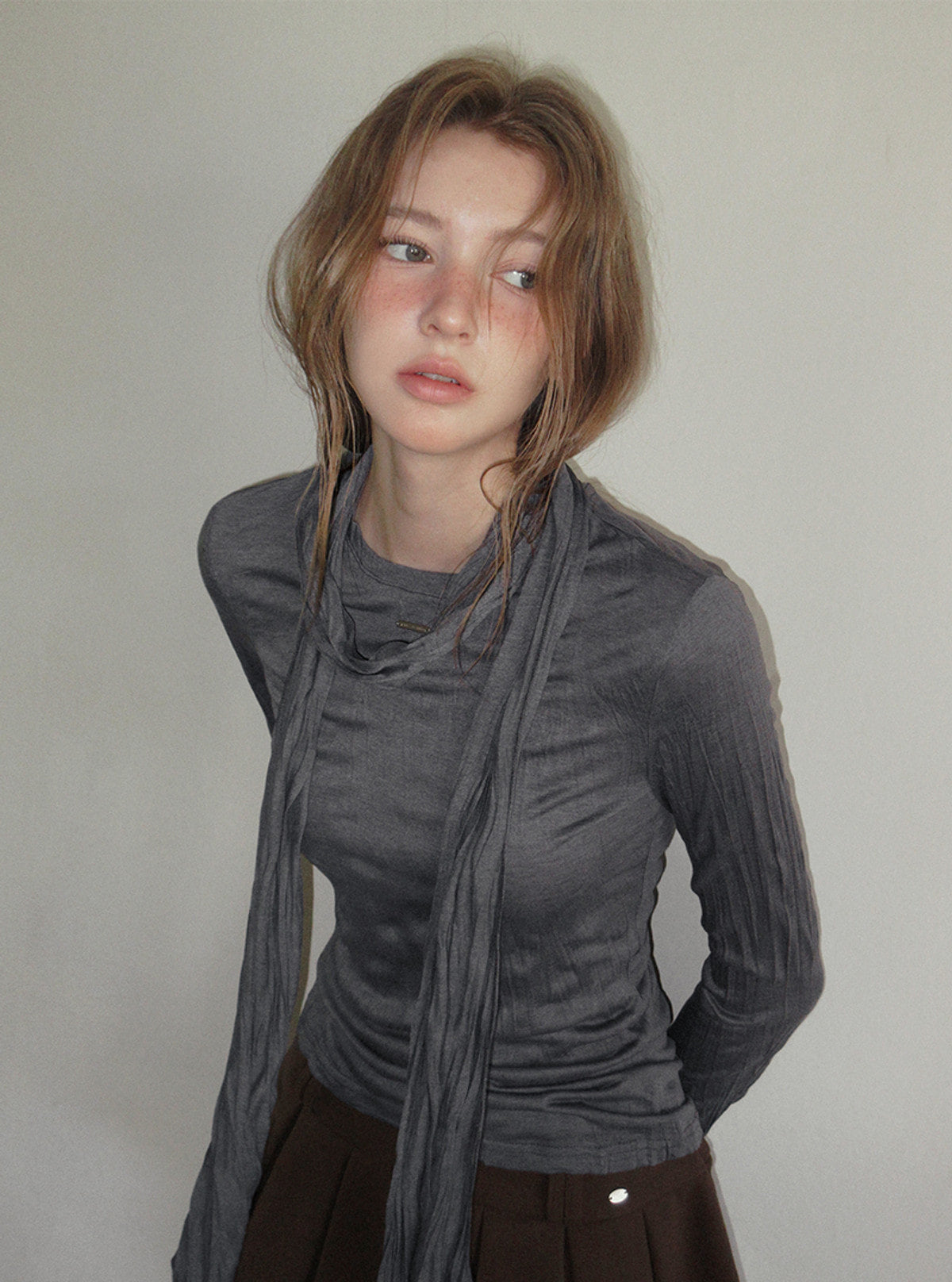 TWEE Toen wrinkle round neck long sleeve T-shirt (strap set) | Product styling view 9