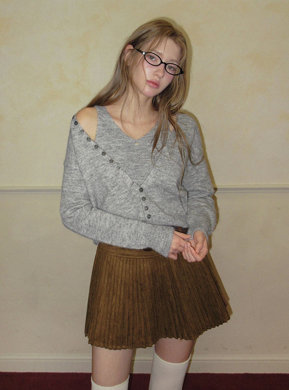 TWEE Tonel suede pleated mini skirt (belt set) | Product styling view 3