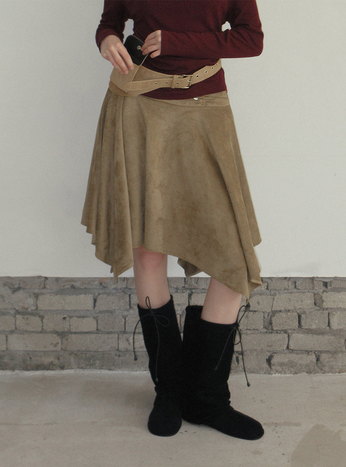 Tiz shirring suede asymmetric midi skirt | View 11