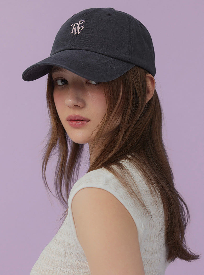 Ebnin Contrast Embroidered Baseball Cap
