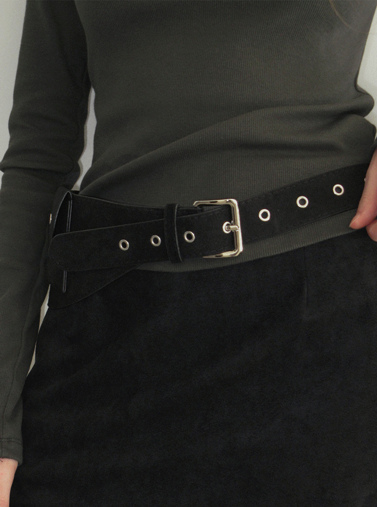 TWEE Chia suede pocket belt | Product styling view 10