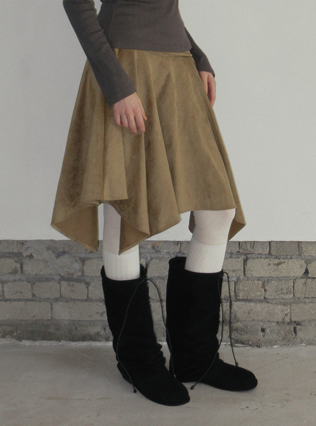 Tiz shirring suede asymmetric midi skirt | View 7