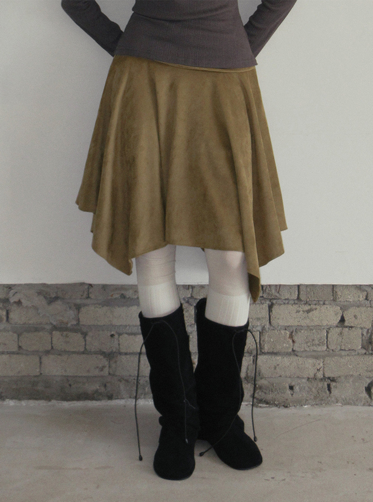 Tiz shirring suede asymmetric midi skirt | View 9