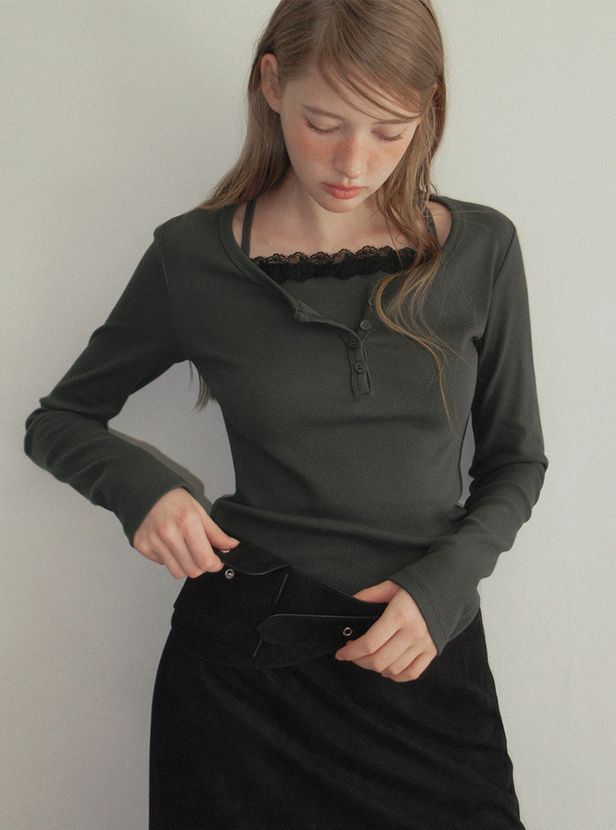 TWEE Chia suede pocket belt | Product styling view 12