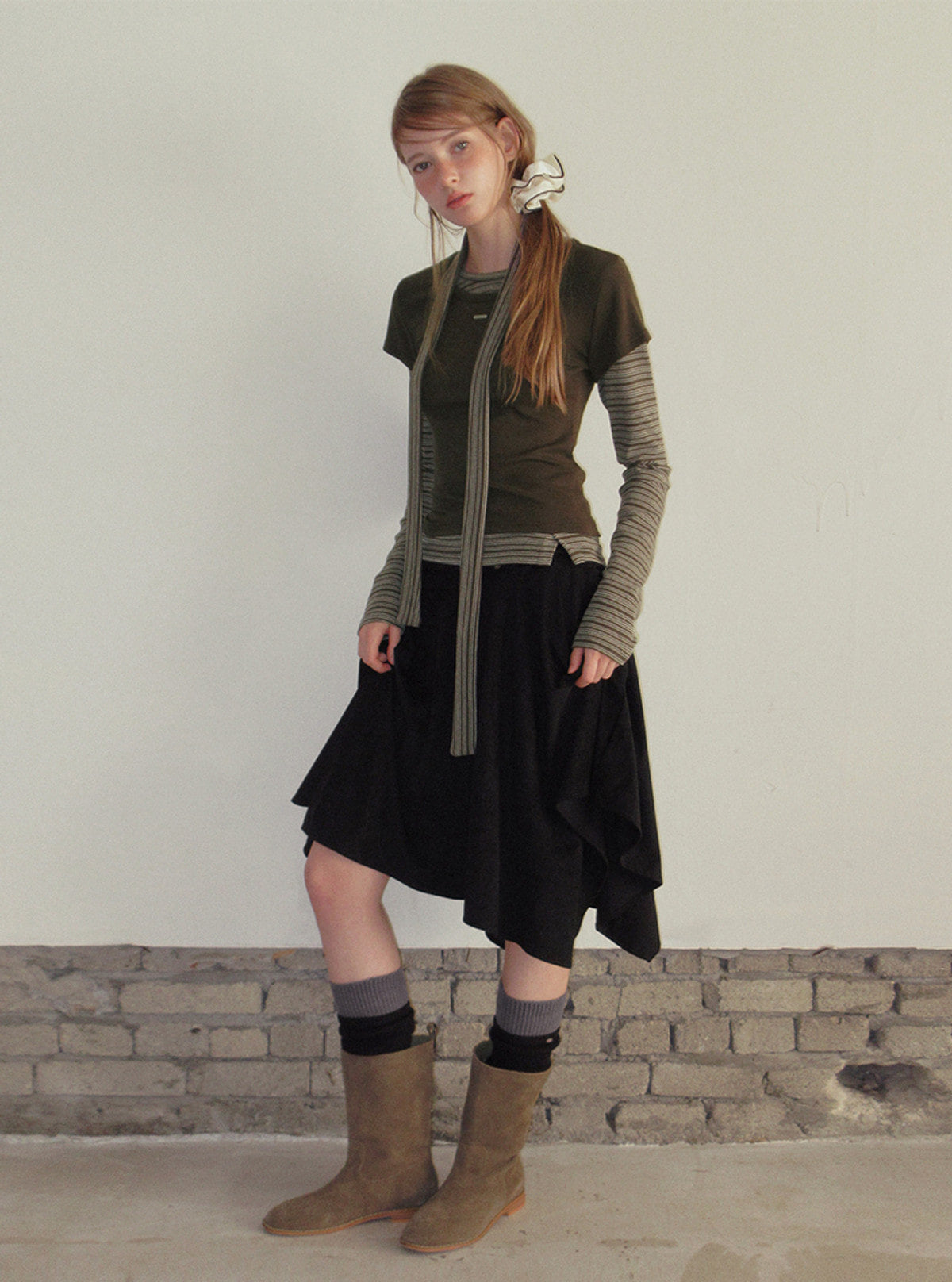 Tiz shirring suede asymmetric midi skirt | View 13