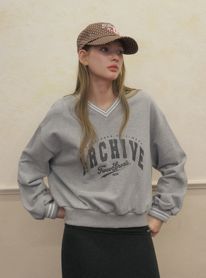 TWEE Perat archive V-neck contrast long sleeve sweatshirt | Product styling view 5