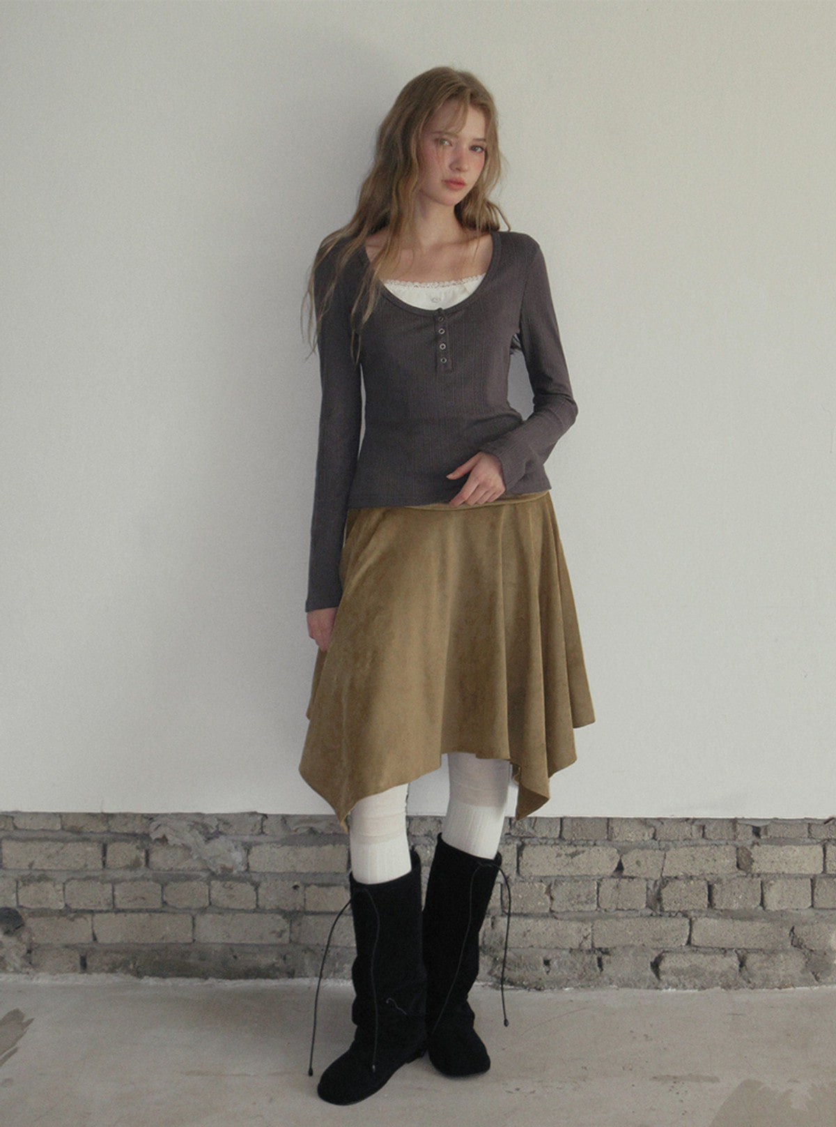 Tiz shirring suede asymmetric midi skirt | View 8