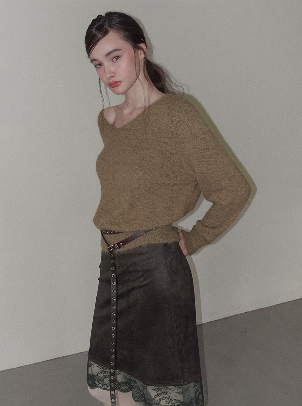 TWEE Roco eyelet double long belt | Product styling view 11
