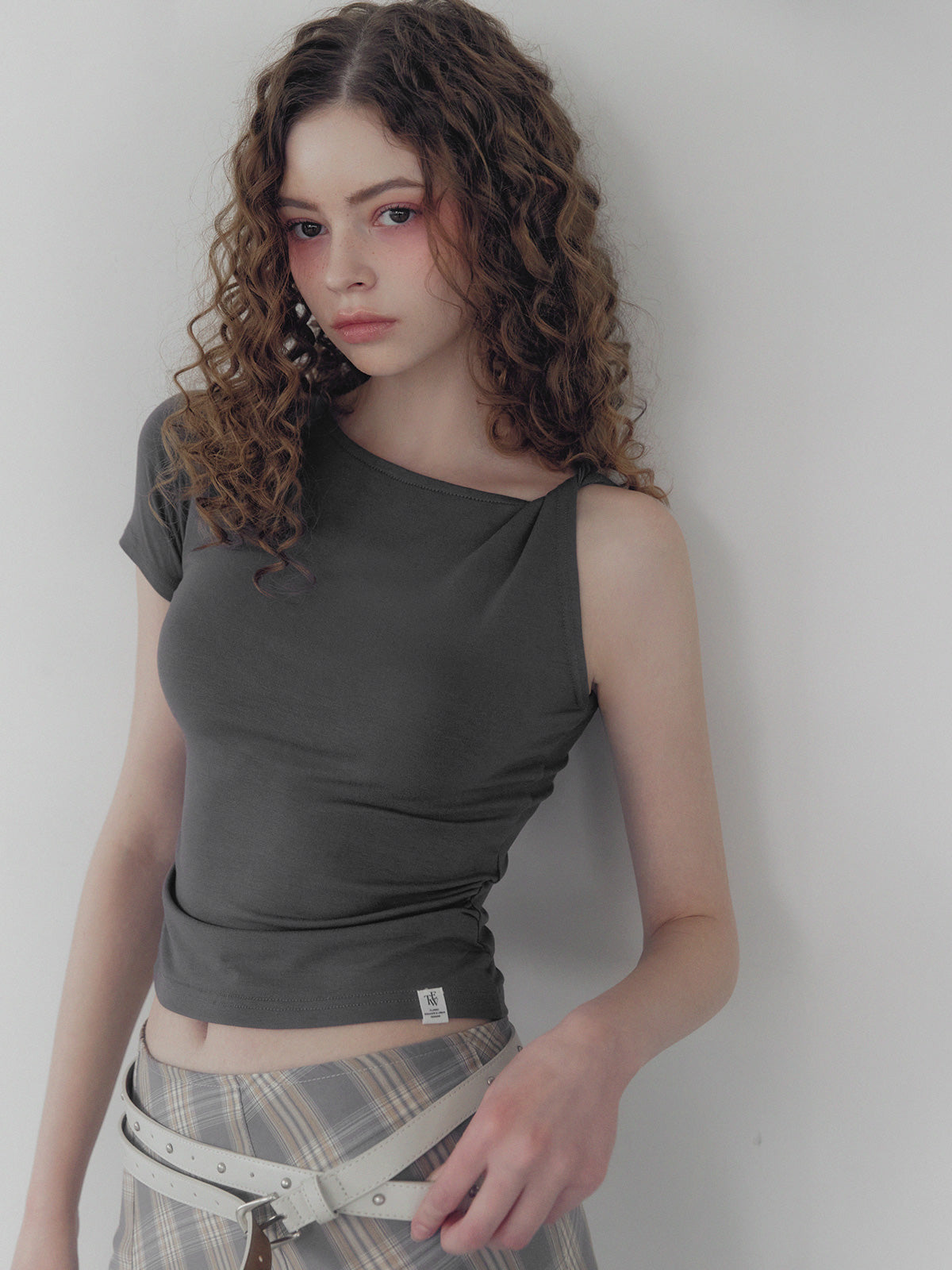 Betizen アシンメトリーツイストTシャツ