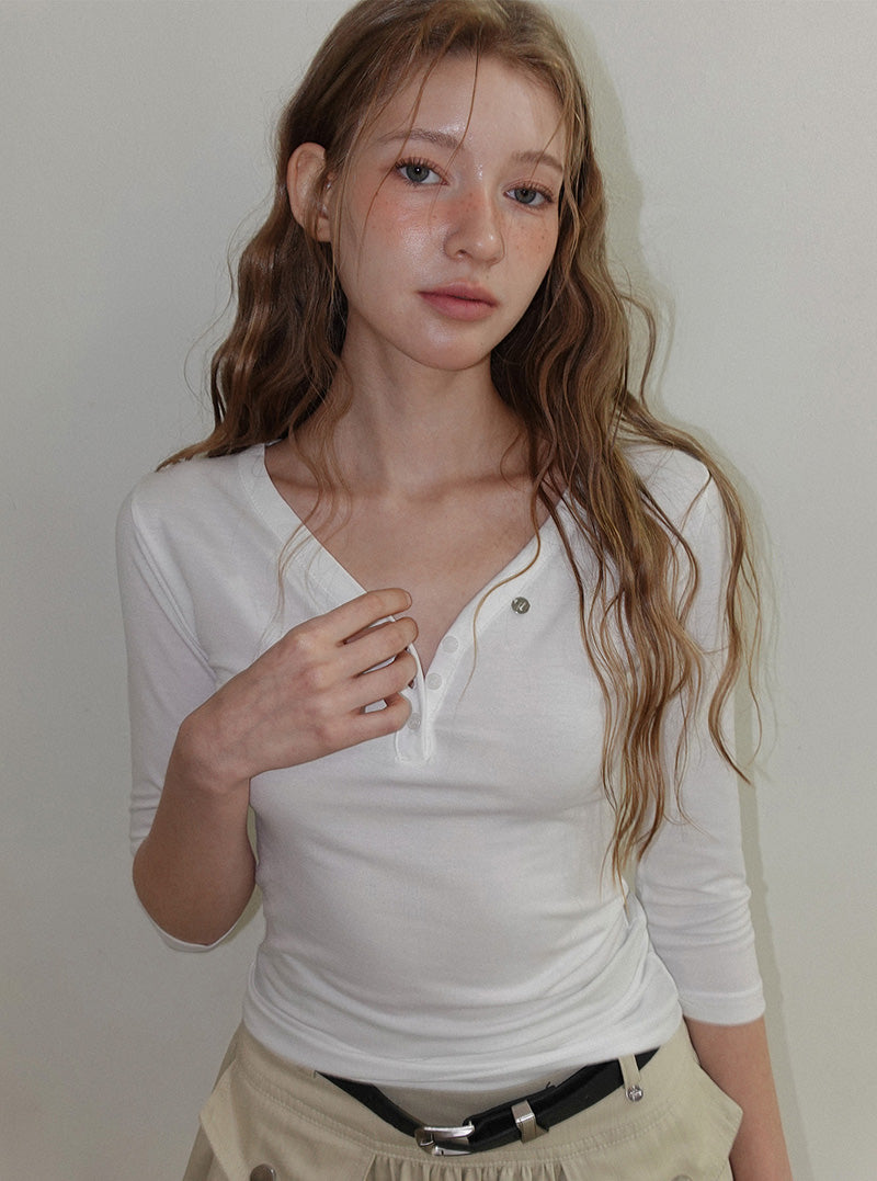 Main button Henley neck three-quarter sleeve T-shirt