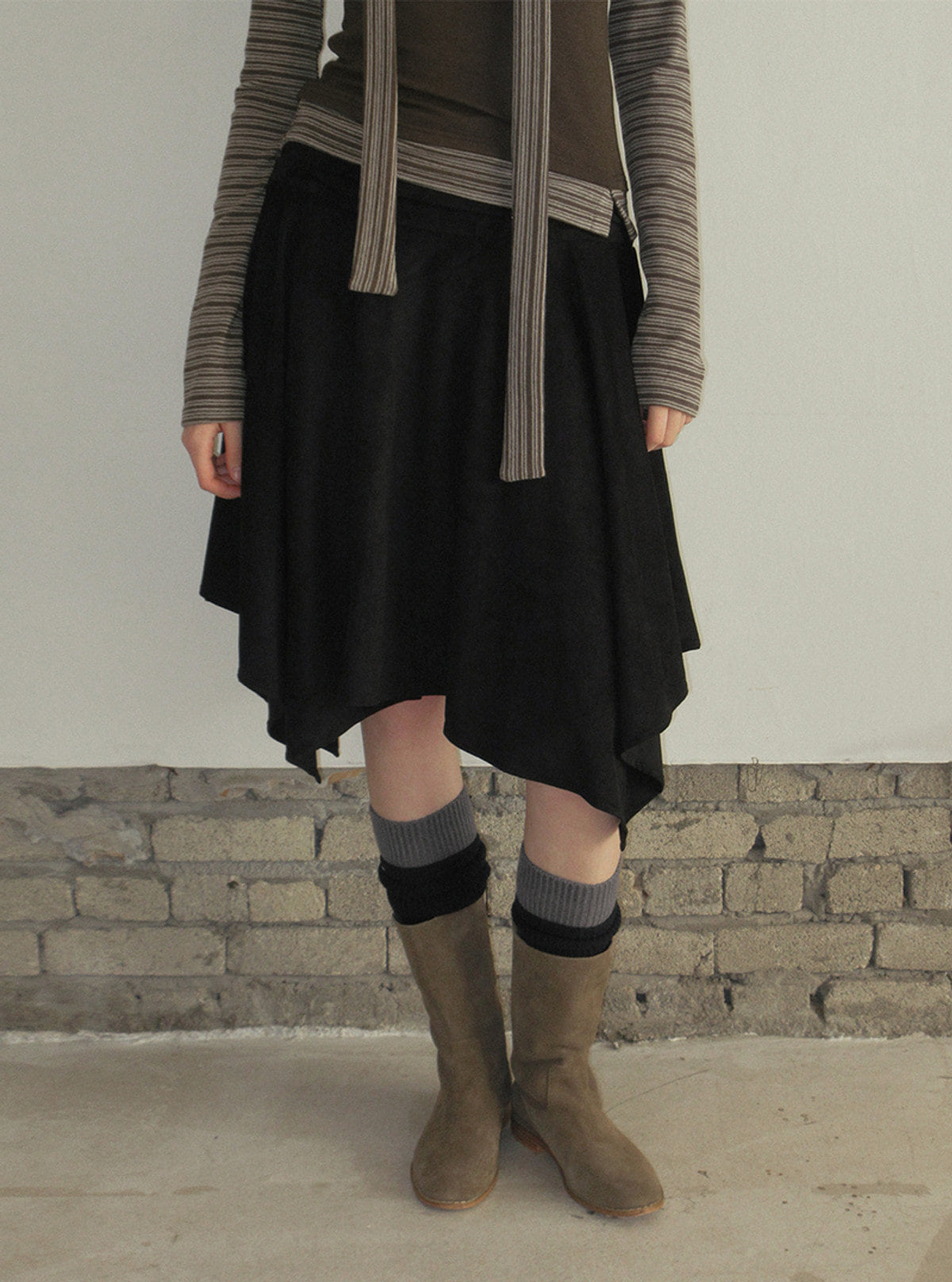 Tiz shirring suede asymmetric midi skirt | View 12