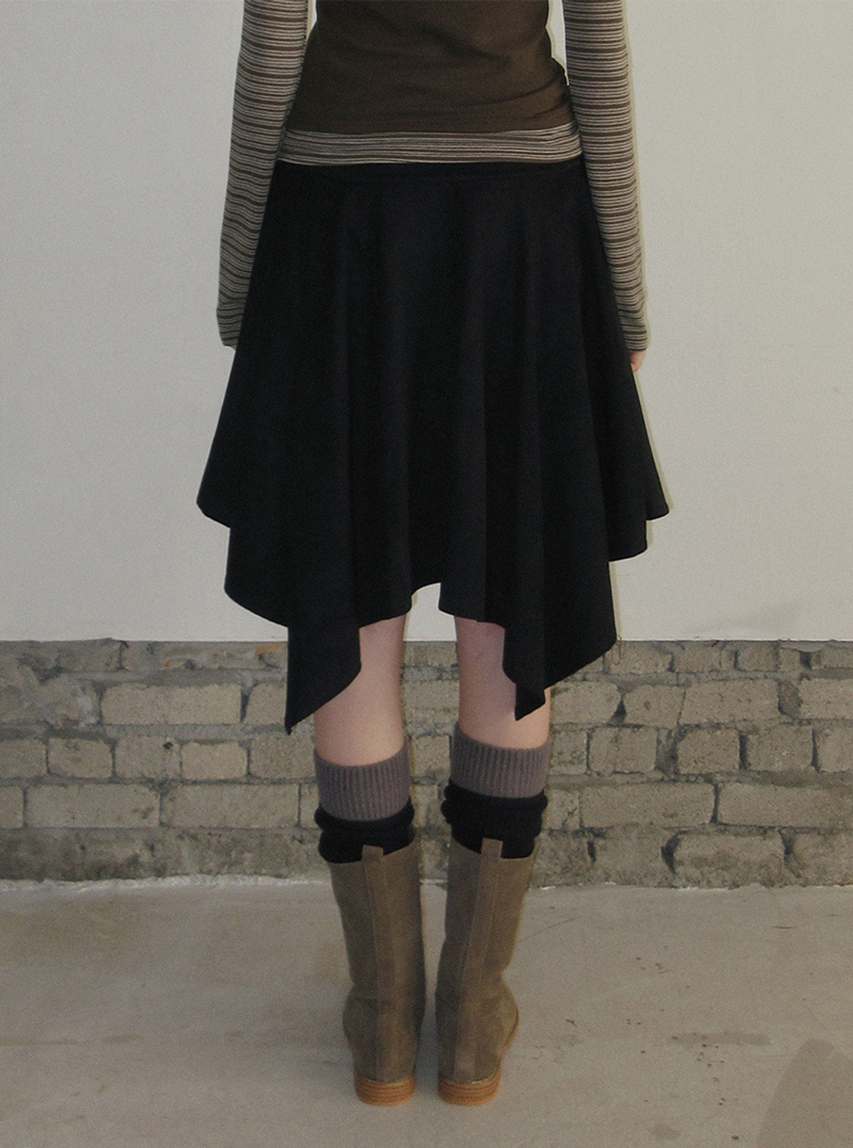 Tiz shirring suede asymmetric midi skirt | View 14