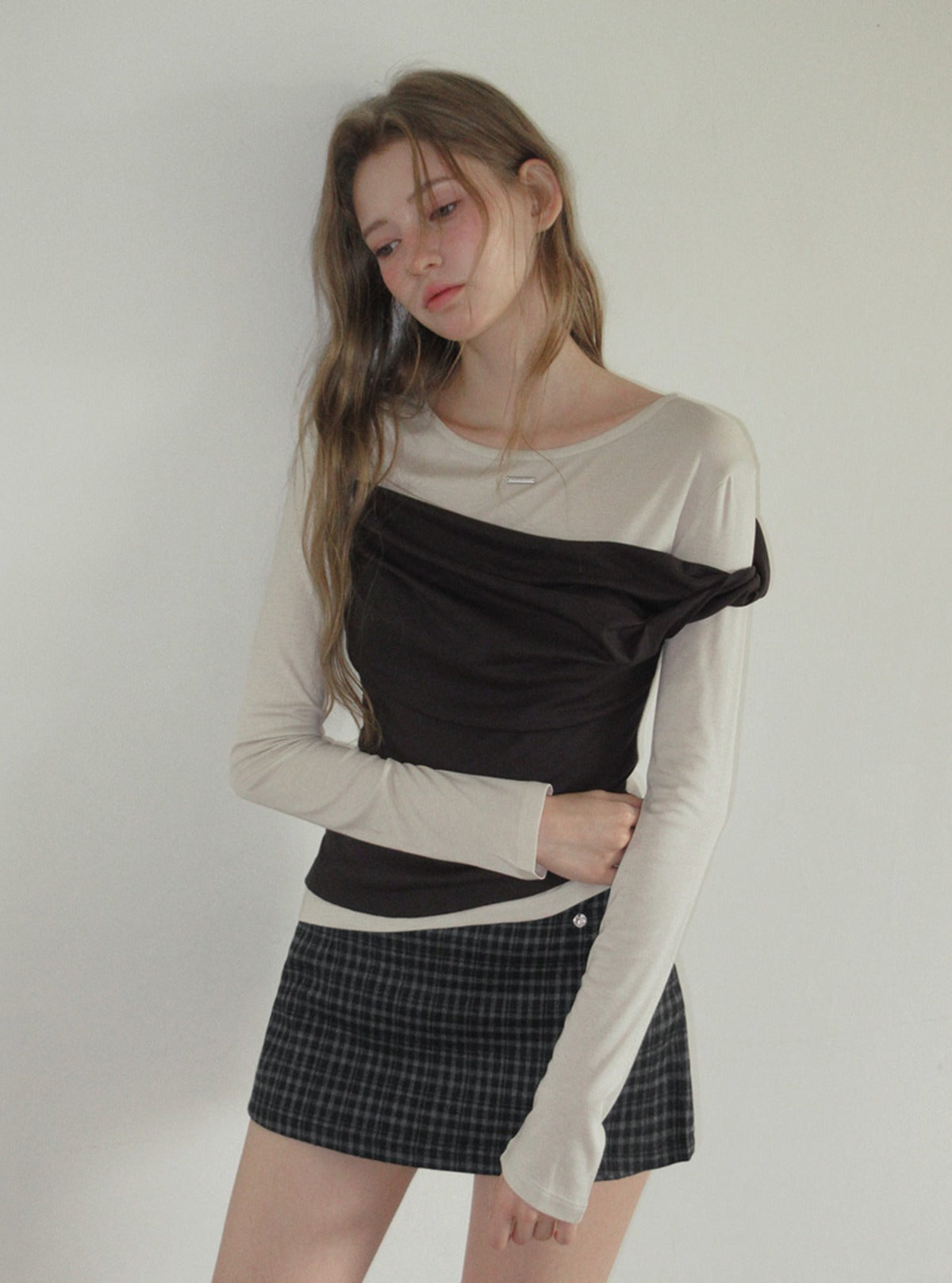 TWEE Muen asymmetric shoulder layered long sleeve T-shirt | Main product image
