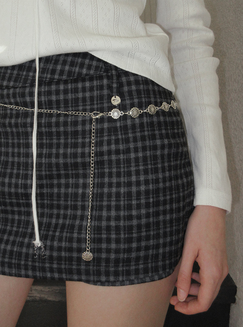 TWEE Shasta daisy pendant chain belt | Product styling view 5