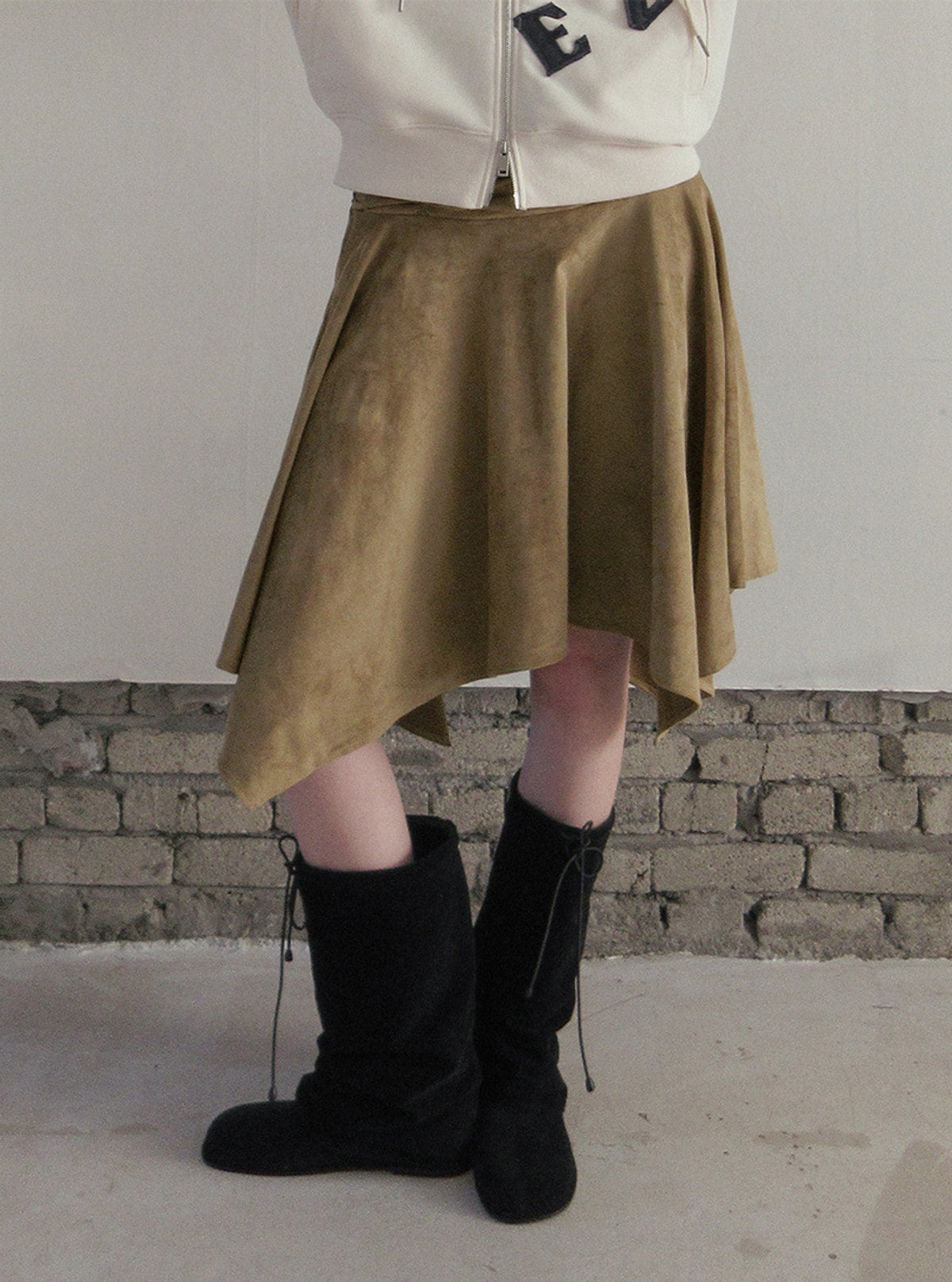 Tiz shirring suede asymmetric midi skirt | View 15