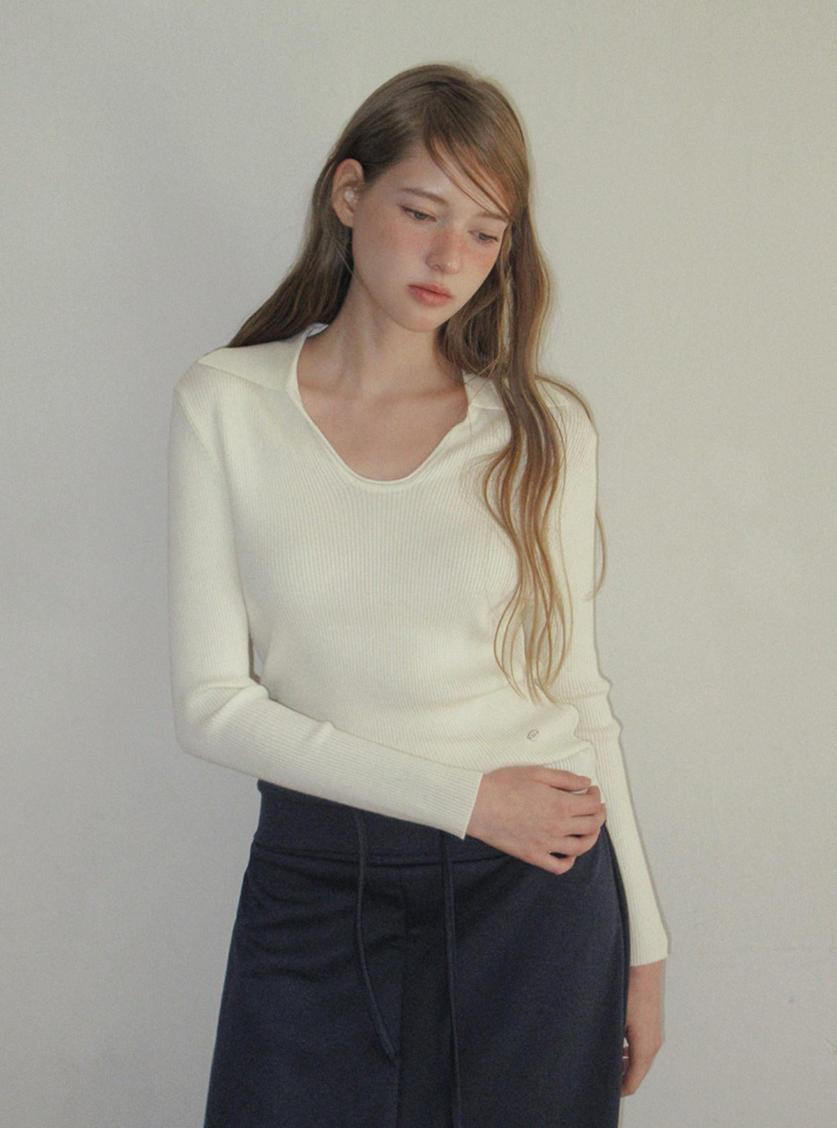 TWEE Ejeun open collar U-neck long sleeve knit | Main product image
