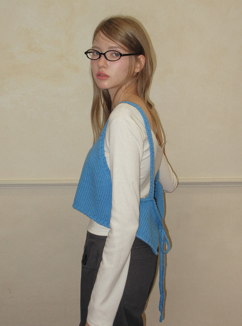TWEE Denil loose-fit V-neck knit bustier | Product styling view 5