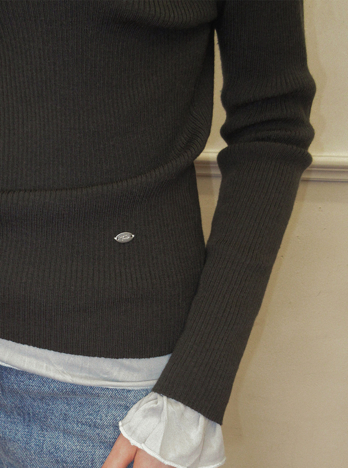 TWEE Ejeun open collar U-neck long sleeve knit | Product styling view 8