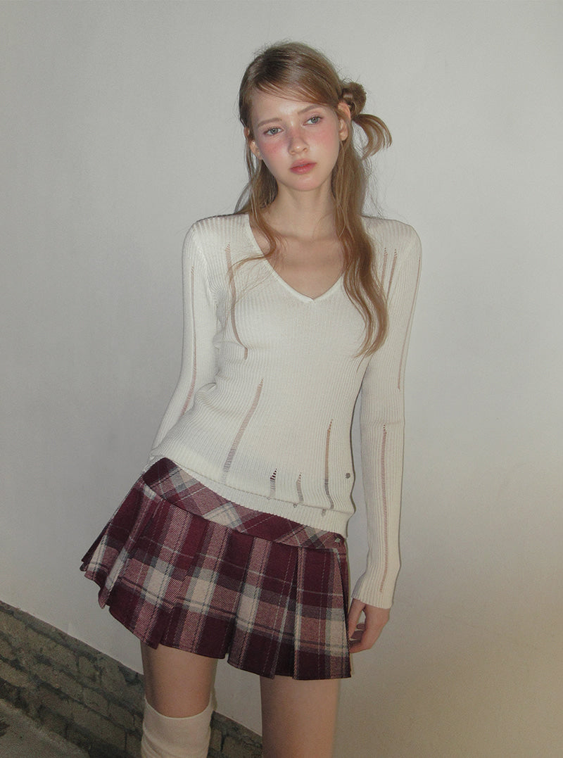 TWEE Peti vintage distressed V-neck long sleeve knit | Product styling view 3