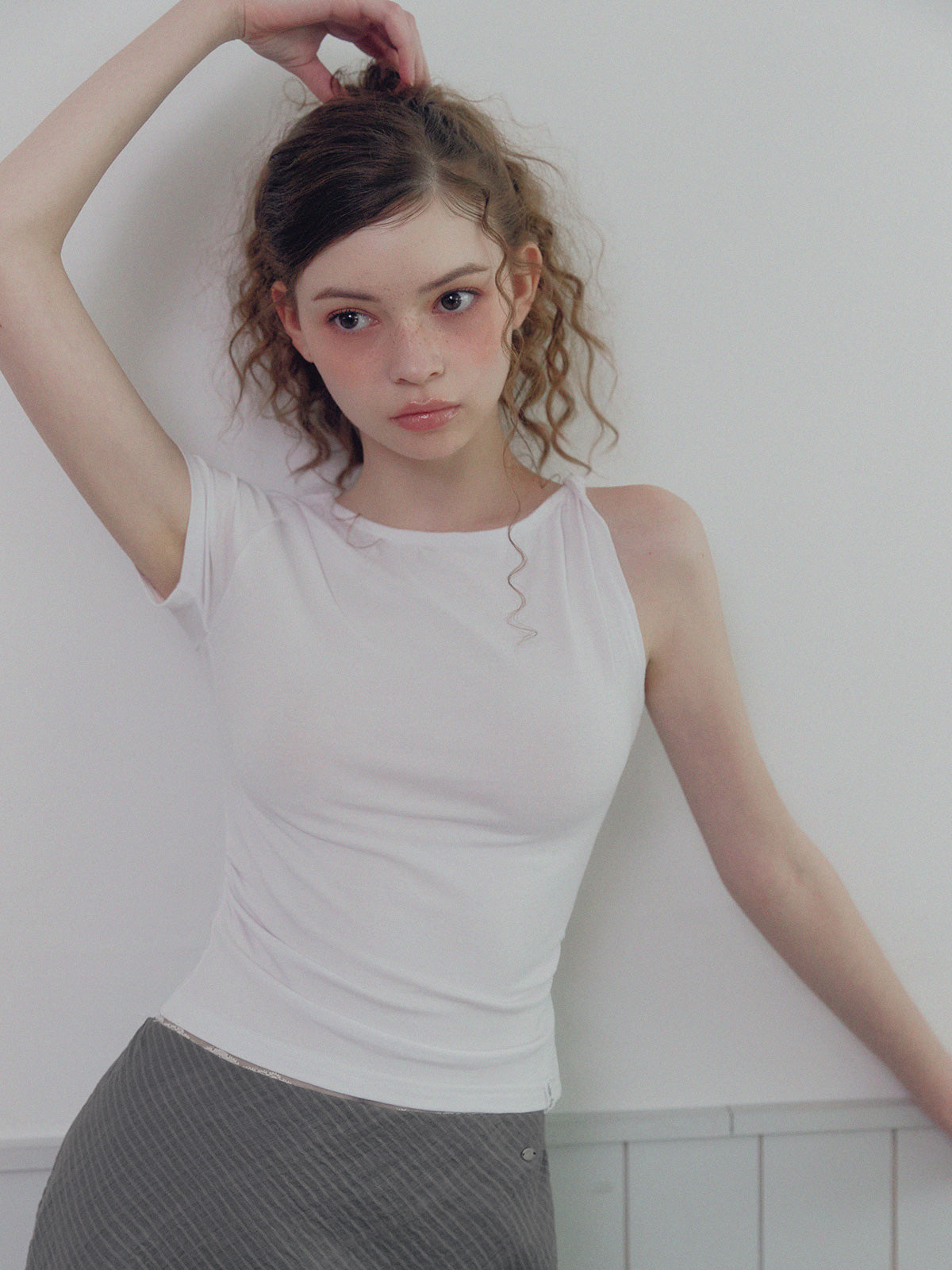 Betizen アシンメトリーツイストTシャツ