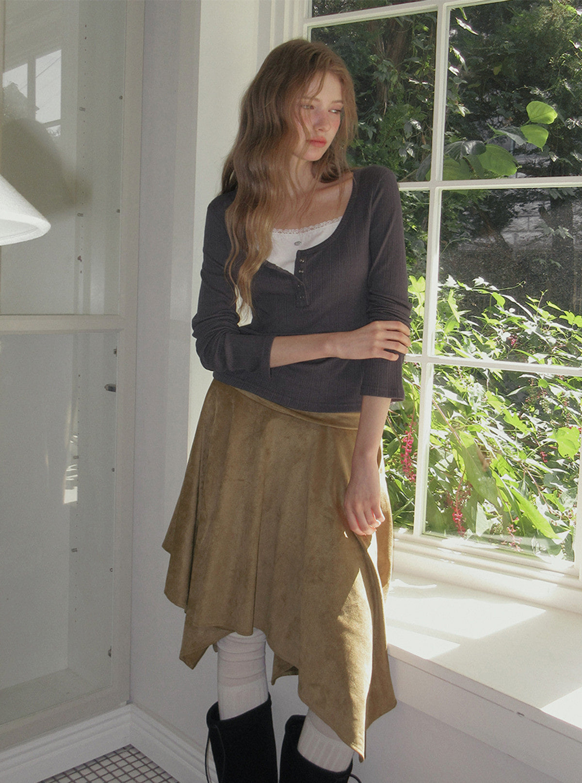 Tiz shirring suede asymmetric midi skirt | View 10