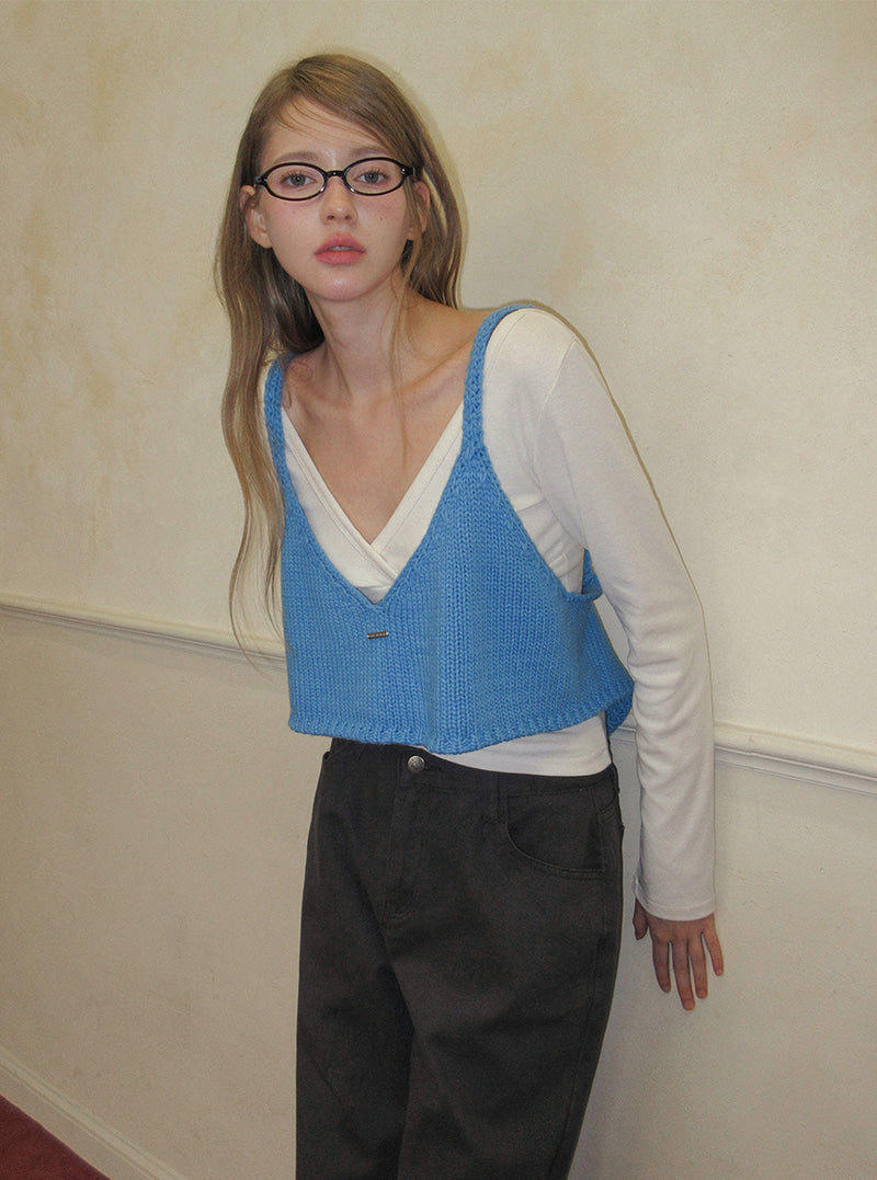 TWEE Denil loose-fit V-neck knit bustier | Product styling view 3