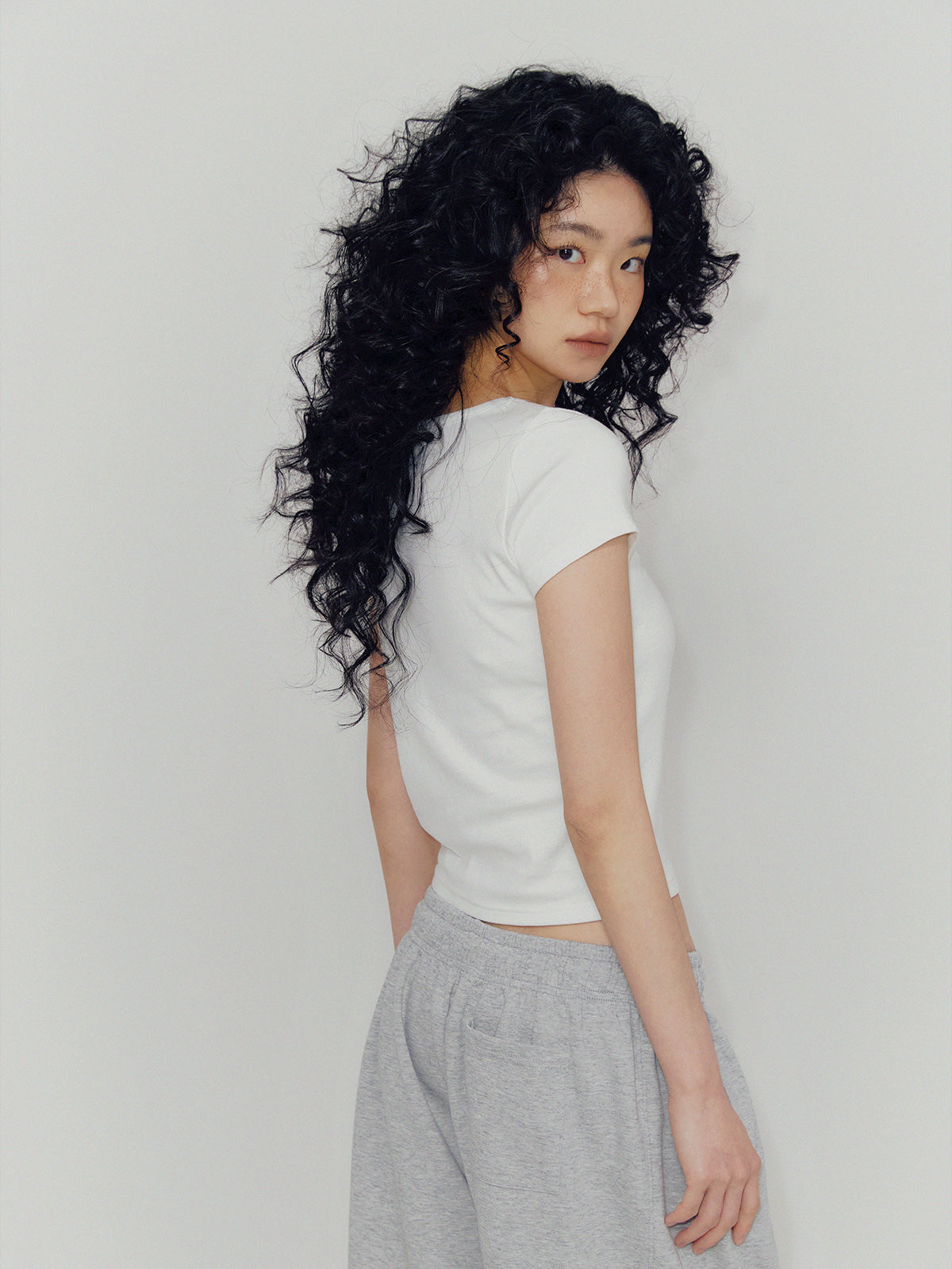 [TWEE:B] Elit Basic U-Neck Crop Tee