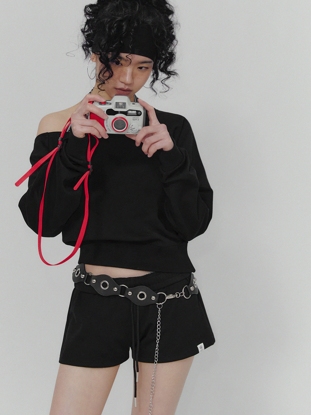 [TWEE:B] Dunk Basic Off-Shoulder Long-Sleeve Sweatshirt