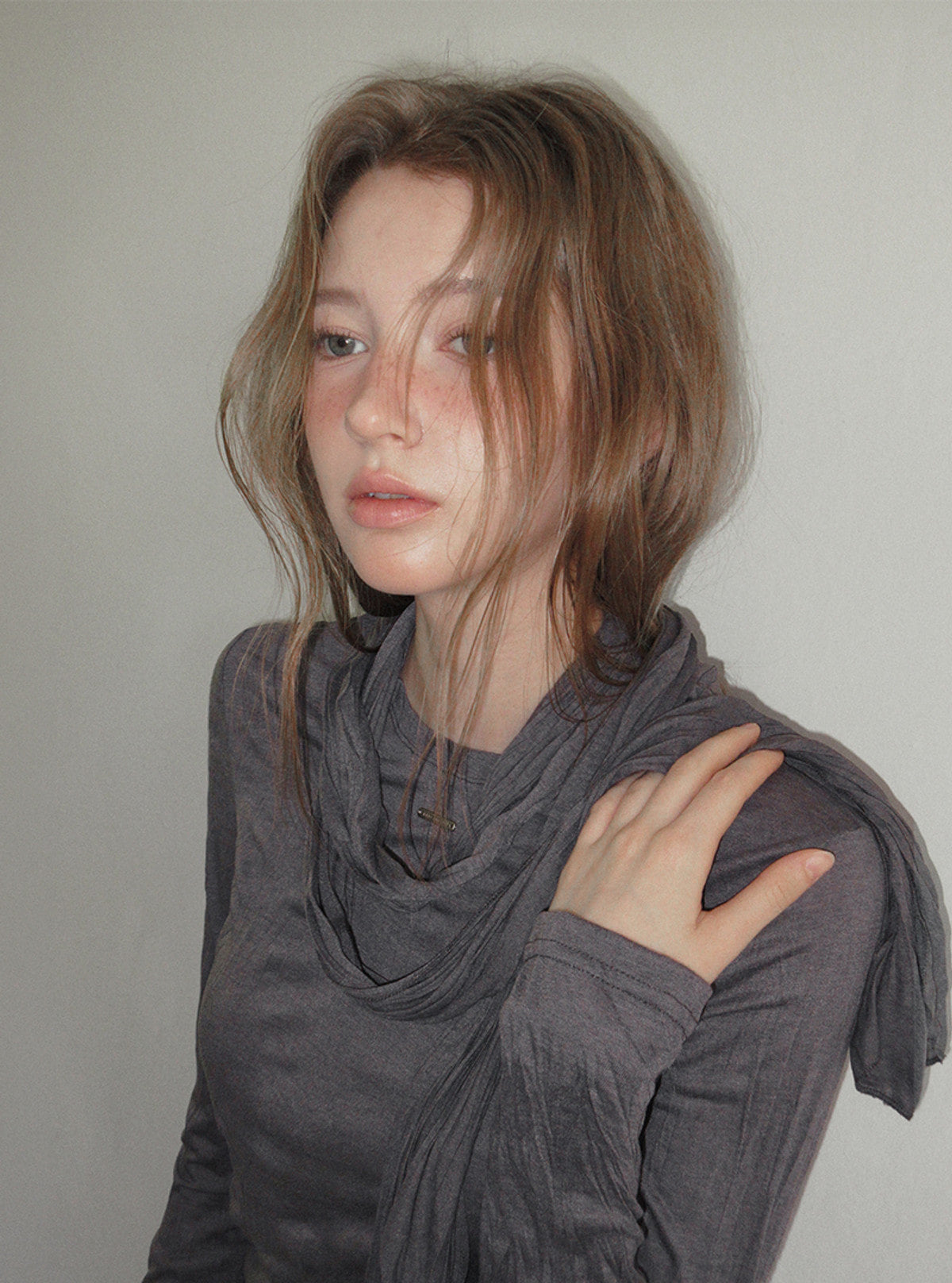 TWEE Toen wrinkle round neck long sleeve T-shirt (strap set) | Product styling view 8