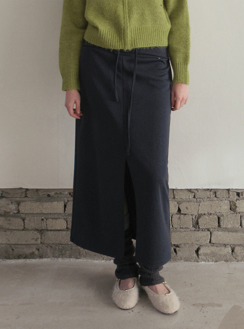 TWEE Tini folding front slit long skirt | Product styling view 10