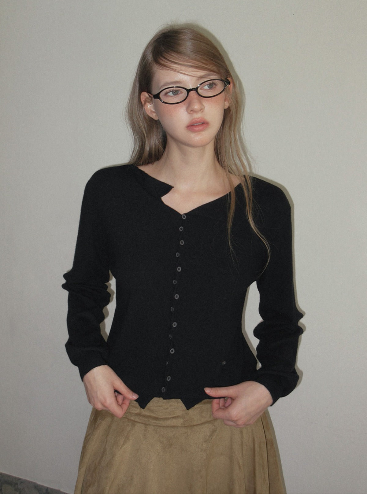 TWEE Korat zigzag button collar knit long sleeve cardigan | Main product image